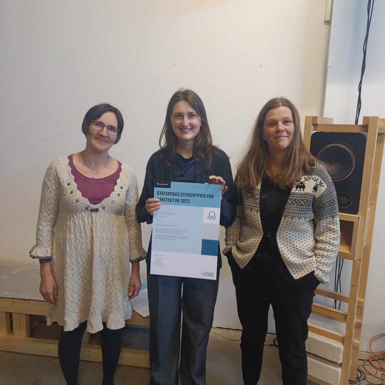 Håskjold og Gjesdal vinner av Statsbygg sin studentpris 2023 1 Hege Eeg, Statsbygg, Nora Håskjold og Emma Nilsson, rektor BAS